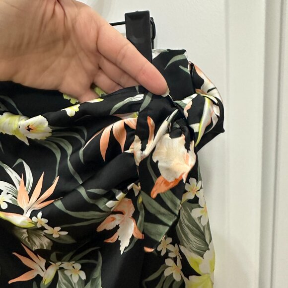 H&M DIVIDED Floral Wrap Skirt Size 4 - Picture 2 of 11